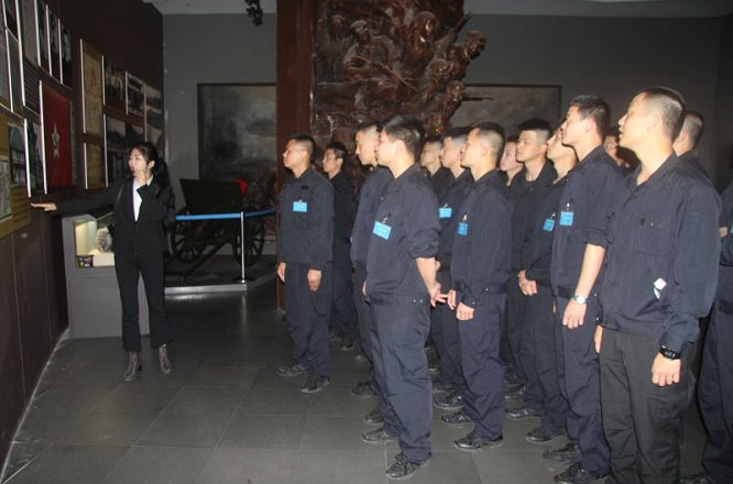 三明市人民警察训练学校的学员们走进三明市博物馆